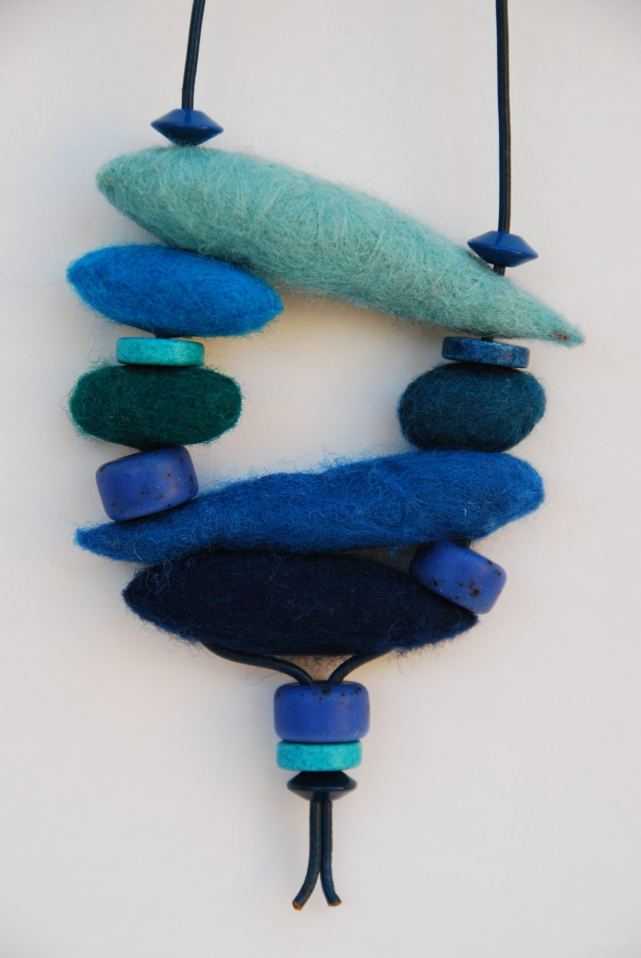 Blue-Beads-Pendant_Martien-van-Zuilen